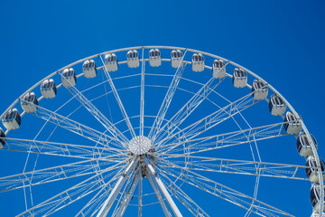 Fototapeta premium ferris wheel on a blue sky background