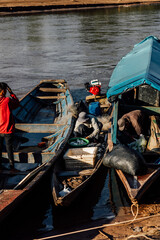 personas revisando en sus botes, la cosecha de una buena pesca del río