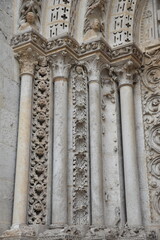 Fines colonnes de la cathédrale à Rouen en Normandie. France