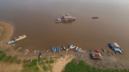 RIVERS IN THE AMAZON JUNGLE DRYING IN THE HOT SEASON, CLIMATE CHANGE DRYING LARGE RIVERS IN THE...