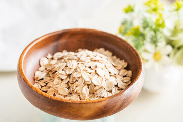 木の器に入ったオートミール