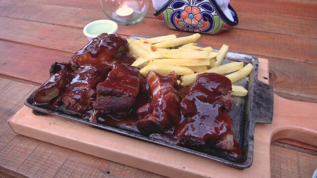 Costilla de res con salsa barbacoa y papas a la francesa 