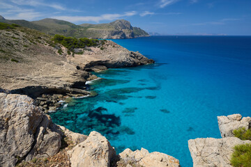 Einsamer Strand mit Felsen und Blick auf das Meer auf Mallorca