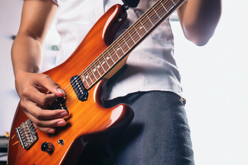 Obraz premium Musicien jouant de la guitare électrique