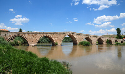 Fototapeta premium The Sahruh Bridge, located in Kayseri, Turkey, is thought to have been built during the Seljuk period. 