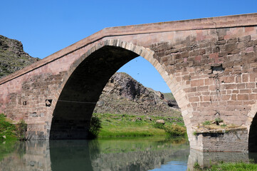Tekgoz Bridge, located in Kayseri, Turkey, was built in 1203 during the Seljuk period.

