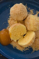 Süße Grießknödel mit Marmelade, vegetarisches Mittagessen