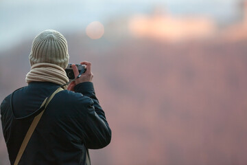 Obraz premium Photographer taking a picture in nature