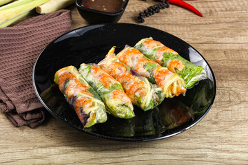 Vietnamese spring roll with prawn and mango