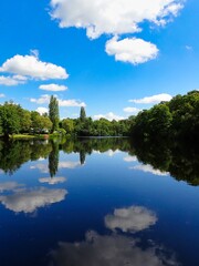 Landschaft im Sommer an einem See
