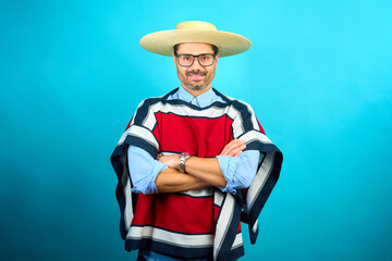 retrato sonriente hombre maduro vestido con ropa tradicional huaso chileno con los brazos cruzados,...