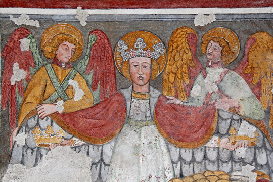 l'Arcangelo Michele assistito da due Angeli; affresco nella chiesa dei Santi Pietro e Paolo a Varena (Trento)