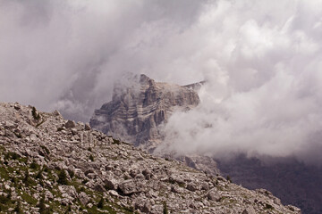la cima del Monte Pelmo con le sue evidenti stratificazioni; Dolomiti bellunesi