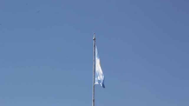 Bandera Argentina izada flameando. Cielo Azul. Argentina. Am&eacute;rica Latina. Bandera Nacional. Patriotismo. D&iacute;a Nacional