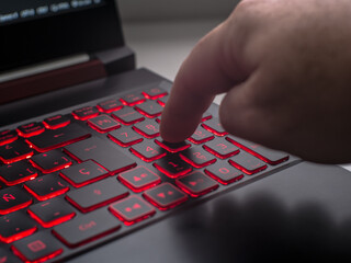 teclado de ordenador portátil con teclas retroiluminadas.