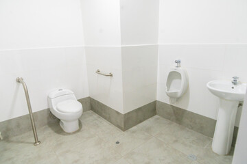 baño publico de oficina con lavadero , inodoro y ducha