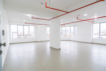 Amplia piso para oficinas color blanco con visa exterior y sistema contra incendios 
