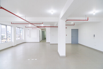 Amplia piso para oficinas color blanco con visa exterior y sistema contra incendios 