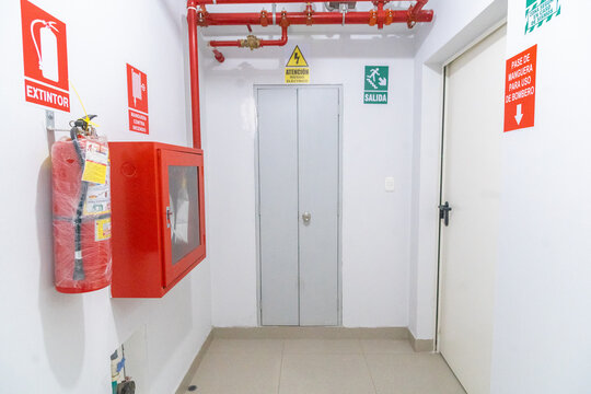 lobby de edificio con sistema contra incendios y salida de emergencias