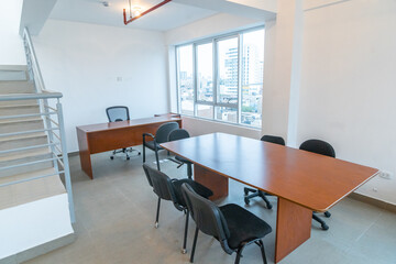 Amplia piso para oficinas color blanco con visa exterior y sistema contra incendios 