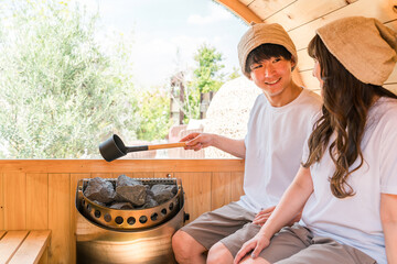 サウナに入っているカップルの若い男女
