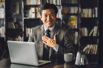 書斎・執務室・社長室にいる中年アジア人男性ビジネスマン（弁護士・役員・教授・法律事務所）
