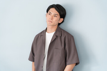 オーバーサイズシャツの男性モデル（失恋・無気力・気だるい・考え事・だるい・落ち込む）
