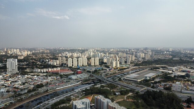 Rodovia dos Bandeirantes, Chegada a s&atilde;o Paulo, marginal do rio Tiet&ecirc;, Pico do jaragua