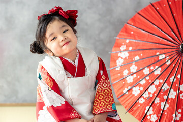 七五三3歳の着物を着た女の子