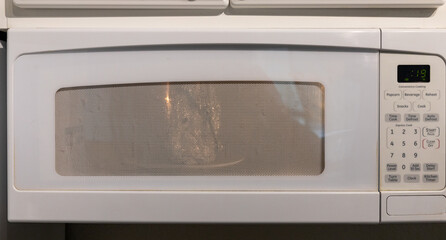 Obraz premium Demonstrating picture of the danger of a food foil in microwave can start a fire