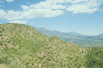 Obraz premium Ojai, California hike in the hills with gorgeous scenery with bright blue skies and amazing views of the wineries and nature scenes