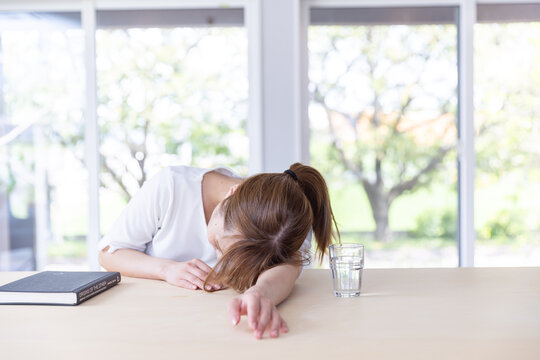 「うなだれる人」の写真素材 | 735件の無料イラスト画像 | Adobe Stock