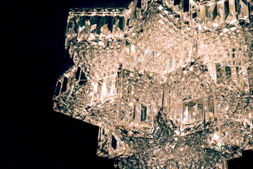 光り輝くガラスのシャンデリア