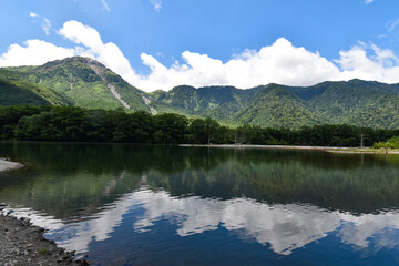 Fototapeta premium 夏の上高地の大正池と焼岳