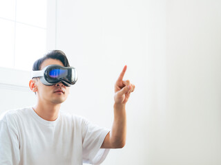 VRゴーグルで3D映像を操作する男性