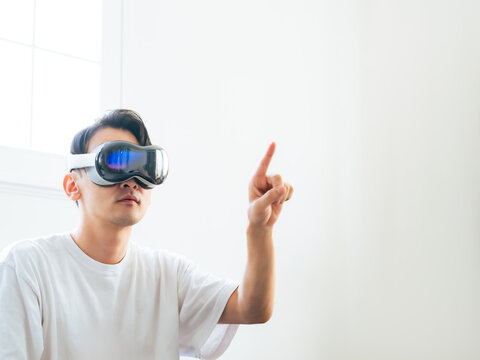 VRゴーグルで3D映像を操作する男性