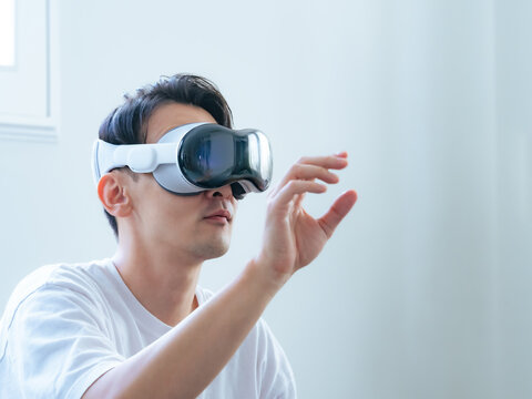 VRゴーグルで3D映像を操作する男性