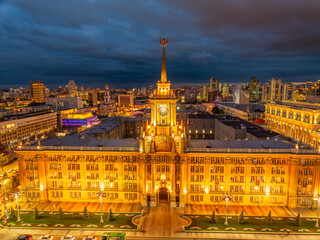 Obraz premium Yekaterinburg City Administration or City Hall and Central square at summer or autumn nigh. Night city in the early autumn or summer. Aerial View.