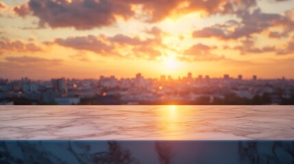 Obraz premium A marble table overlooks a stunning sunset over a city skyline, with soft sunlight reflecting off the table's surface.