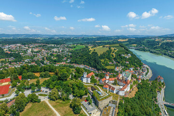 Passau in Niederbayern von oben, Blick über die Veste Oberhaus donauabwärts