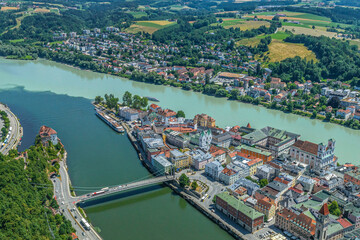 Die Dreiflüssestadt Passau am Zusammenfluß von Donau, Inn und Ilz im Luftbild