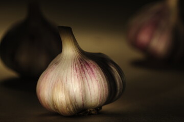 어두운 배경에 놓인 마늘.