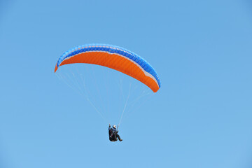 파란 하늘을 자유롭게 나는 패러글라이딩.