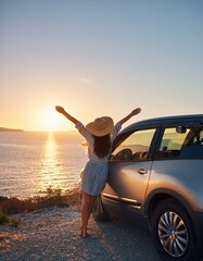 Mujer con los brazos abiertos en un acantilado viendo el atardecer al lado de un coche gris, de viaje, feliz, explorar, aventurera