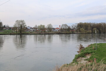 Obraz premium Blick von Eining, einem Ortsteil von Neustadt an der Donau, auf die Donau