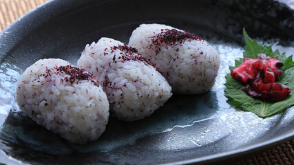 しそご飯の関西風俵型おむすびとしば漬け