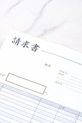 取引先に宛てた請求書を作成しているビジネスシーンのイメージ
