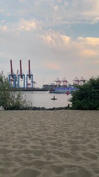 Elbstrand in der Abendd&auml;mmerung