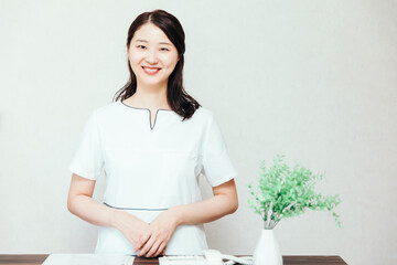 受付仕事をする女性
A woman working as a receptionist