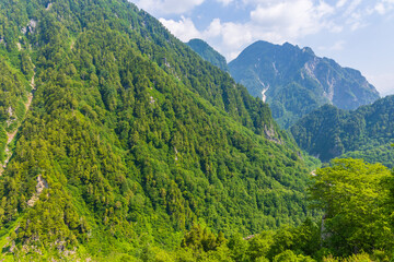 Fototapeta premium 日本の風景・初夏 立山黒部アルペンルート 黒部ダム（黒部湖）